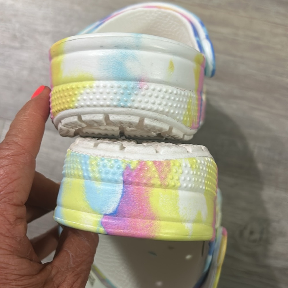 CROCS tie dye women’s size 7 /men’s size 5 - Picture 4 of 6